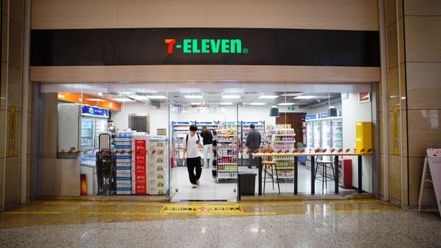 Enhancing Retail Experiences: The Strategic Role of Low Automation